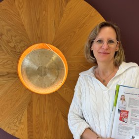 Stephanie Derenbach mit dem Programmheft