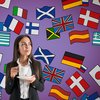 junge Frau mit vielen Flaggen