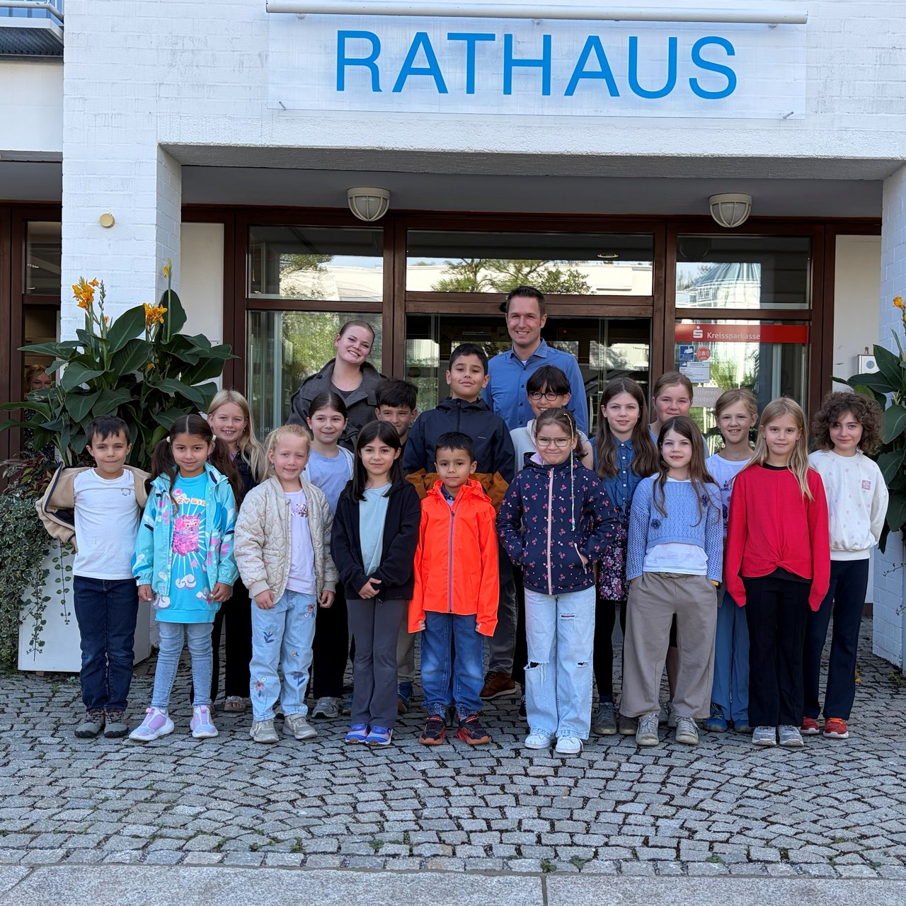 Kinder und Bürgermeister vor dem Rathaus